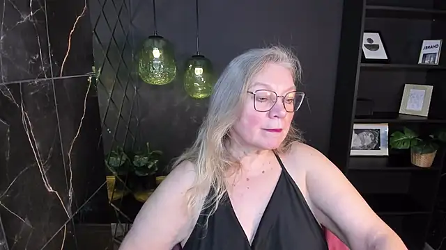 Snapshot of NataliMellow chatting on 12.20.25 NataliMellow online show from 12.20.25