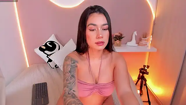 Snapshot of EllieMitchell chatting on 12.17.24 EllieMitchell online show from 12.17.24