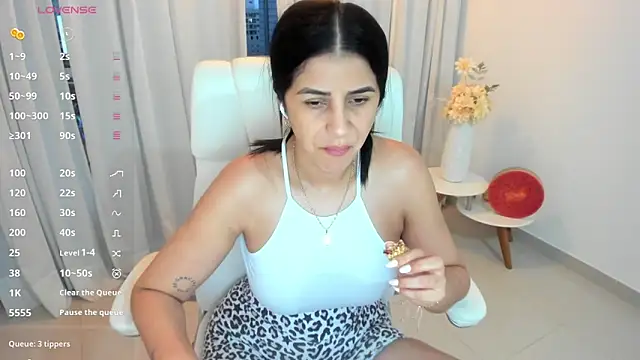 Snapshot of renata_t_ chatting on 09.25.25 renata t online show from 09.25.25