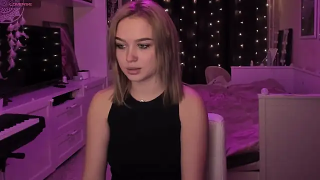 Snapshot of MaryDreaminess chatting on 12.15.24 MaryDreaminess online show from 12.15.24