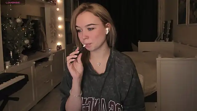 Snapshot of MaryDreaminess chatting on 01.05.25 MaryDreaminess online show from 01.05.25