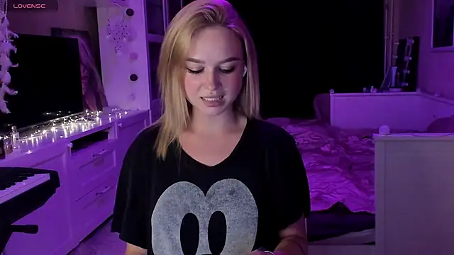 Snapshot of MaryDreaminess chatting on 03.06.25 MaryDreaminess online show from 03.06.25