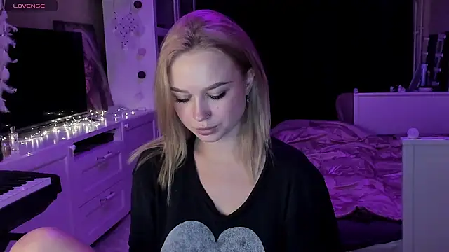 Snapshot of MaryDreaminess chatting on 03.06.25 MaryDreaminess online show from 03.06.25