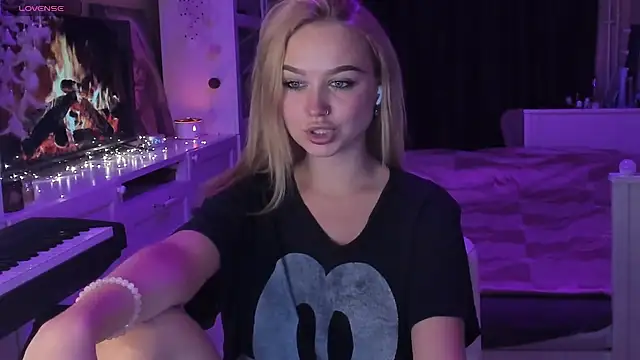 Snapshot of MaryDreaminess chatting on 03.09.25 MaryDreaminess online show from 03.09.25