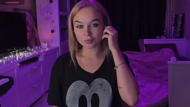 Snapshot of MaryDreaminess chatting on 03.11.25 MaryDreaminess online show from 03.11.25