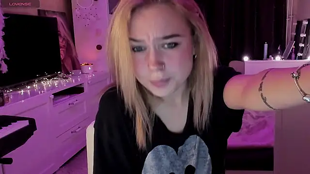 Snapshot of MaryDreaminess chatting on 03.22.25 MaryDreaminess online show from 03.22.25