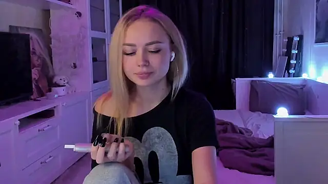 Snapshot of MaryDreaminess chatting on 09.18.25 MaryDreaminess online show from 09.18.25