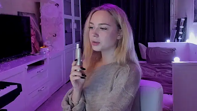 Snapshot of MaryDreaminess chatting on 09.28.25 MaryDreaminess online show from 09.28.25