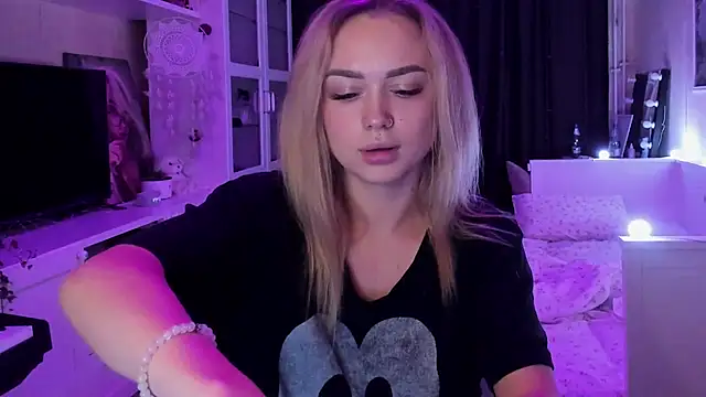 Snapshot of MaryDreaminess chatting on 10.05.25 MaryDreaminess online show from 10.05.25