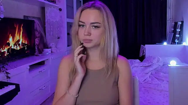 Snapshot of MaryDreaminess chatting on 10.11.25 MaryDreaminess online show from 10.11.25