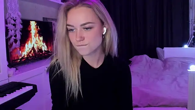 Snapshot of MaryDreaminess chatting on 11.21.25 MaryDreaminess online show from 11.21.25