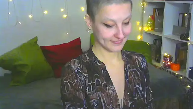 Snapshot of MartaBounty chatting on 10.24.25 MartaBounty online show from 10.24.25