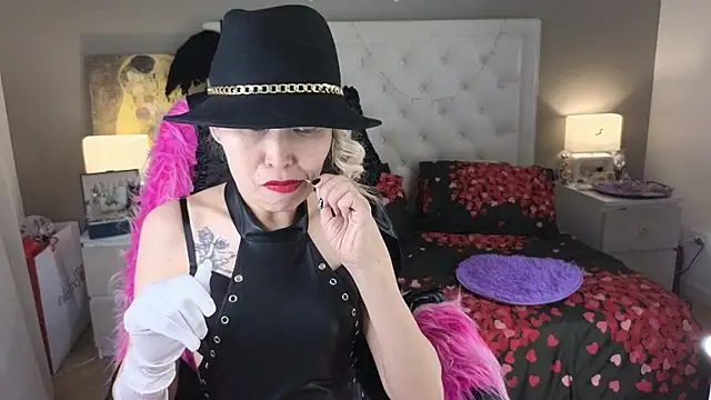 Snapshot of RoxalanaStar chatting on 06.05.26 RoxalanaStar online show from 06.05.26