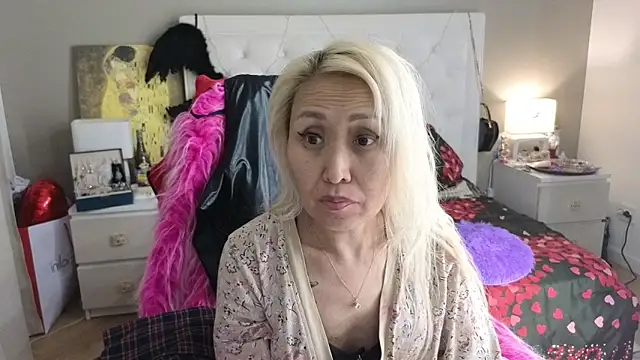 Snapshot of RoxalanaStar chatting on 06.15.26 RoxalanaStar online show from 06.15.26