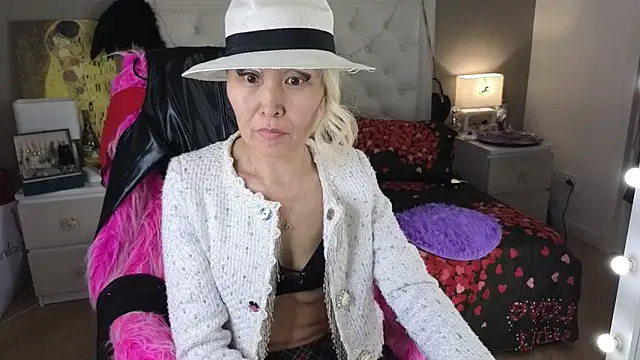 Snapshot of RoxalanaStar chatting on 06.19.26 RoxalanaStar online show from 06.19.26