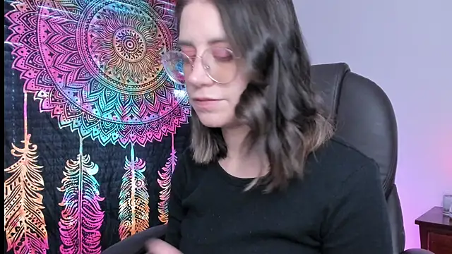 Snapshot of HazelKush chatting on 12.16.24 HazelKush online show from 12.16.24