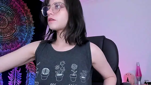 Snapshot of HazelKush chatting on 03.20.25 HazelKush online show from 03.20.25