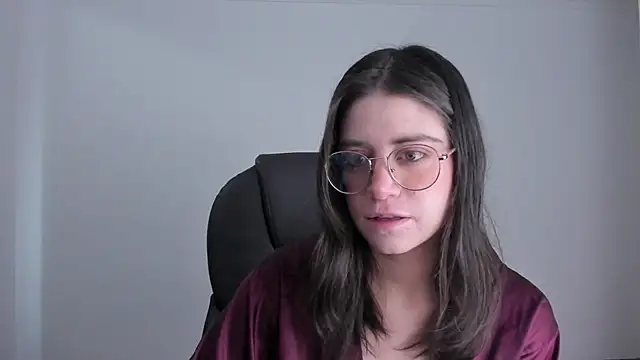 Snapshot of HazelKush chatting on 10.18.25 HazelKush online show from 10.18.25