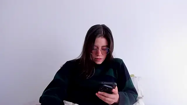 Snapshot of HazelKush chatting on 12.20.25 HazelKush online show from 12.20.25