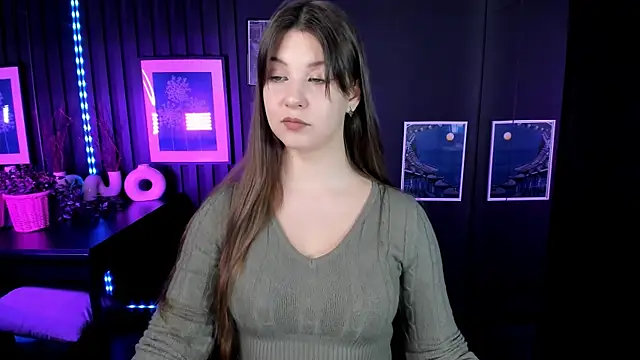 Snapshot of ElizaMild chatting on 12.04.25 ElizaMild online show from 12.04.25