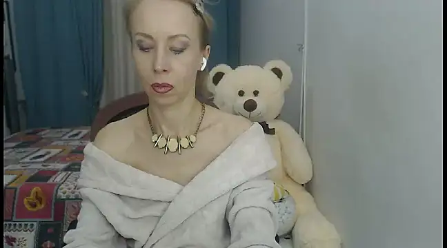 Snapshot of LuxuryNika chatting on 12.23.24 LuxuryNika online show from 12.23.24