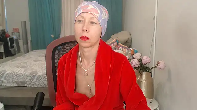 Snapshot of LuxuryNika chatting on 07.14.26 LuxuryNika online show from 07.14.26
