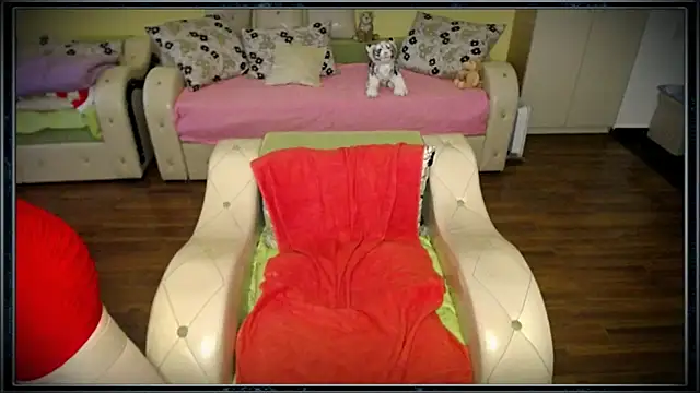 Snapshot of clementine chatting on 03.04.25 clementine online show from 03.04.25