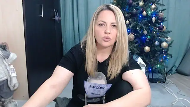 Snapshot of erikaerika chatting on 12.28.24 erikaerika online show from 12.28.24