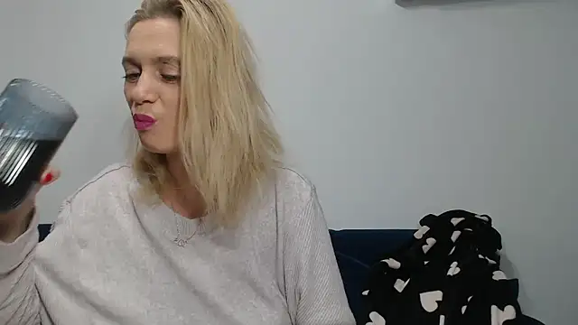 Snapshot of MysticCreature chatting on 12.18.24 MysticCreature online show from 12.18.24