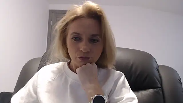 Snapshot of MysticCreature chatting on 01.06.25 MysticCreature online show from 01.06.25