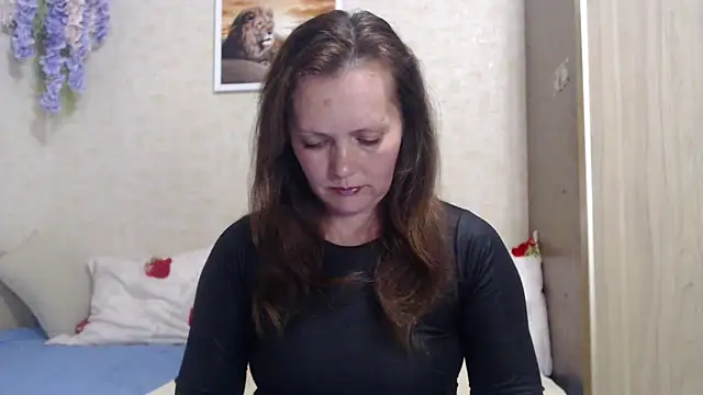 Snapshot of SheLion chatting on 10.19.25 SheLion online show from 10.19.25