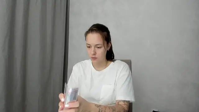 Snapshot of why_again_me chatting on 02.11.26 why again me online show from 02.11.26