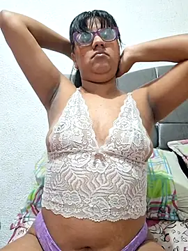 Snapshot of ZaidaWet chatting on 11.25.25 ZaidaWet online show from 11.25.25