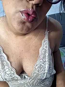 Snapshot of ZaidaWet chatting on 11.29.25 ZaidaWet online show from 11.29.25