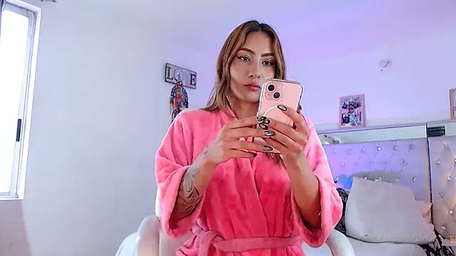 Snapshot of hollythomson chatting on 01.24.25 hollythomson online show from 01.24.25