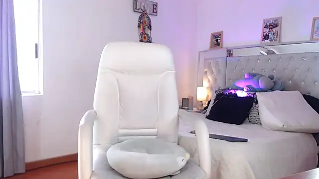 Snapshot of hollythomson chatting on 02.16.25 hollythomson online show from 02.16.25