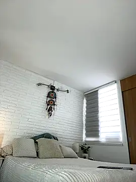 Snapshot of hollythomson chatting on 11.19.25 hollythomson online show from 11.19.25