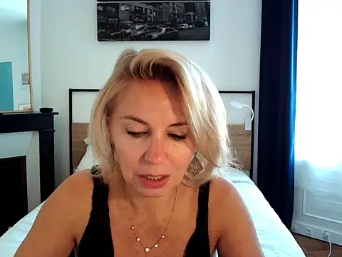 Snapshot of ADreamLady chatting on 09.17.25 ADreamLady online show from 09.17.25