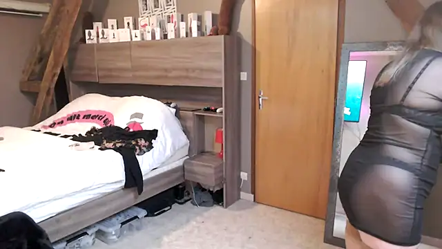 MissGirly online show from 12.17.24