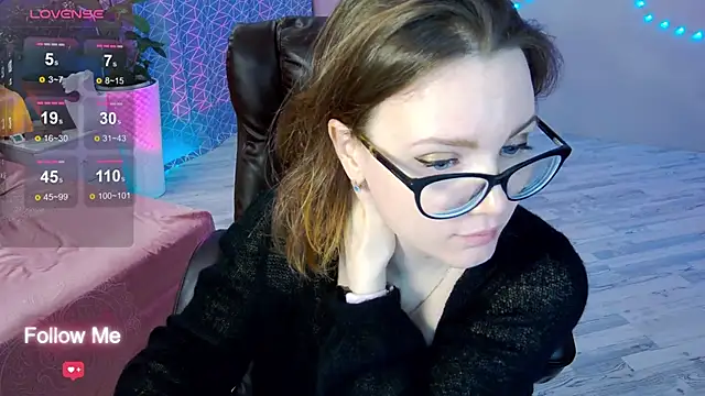 Snapshot of AngelaWhiti chatting on 02.10.25 AngelaWhiti online show from 02.10.25