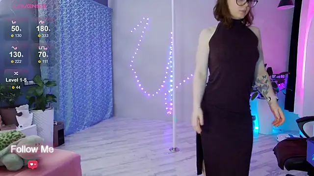 Snapshot of AngelaWhiti chatting on 03.12.25 AngelaWhiti online show from 03.12.25