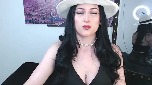 Snapshot of Evelyn_Sheeran chatting on 10.29.25 Evelyn Sheeran online show from 10.29.25