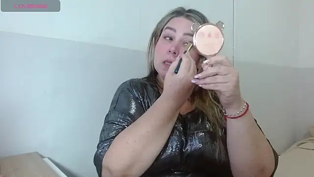 Snapshot of bella_savati chatting on 09.18.25 bella savati online show from 09.18.25