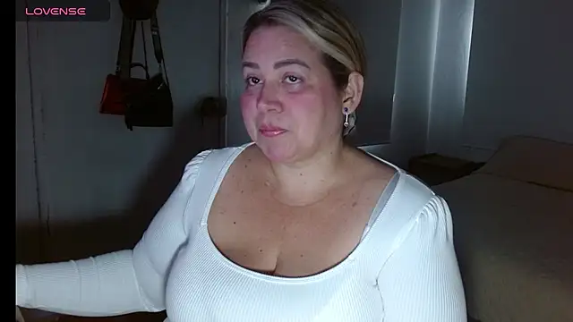 Snapshot of bella_savati chatting on 10.09.25 bella savati online show from 10.09.25