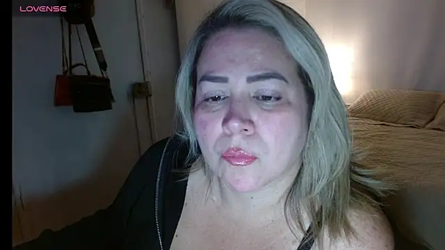 Snapshot of bella_savati chatting on 10.11.25 bella savati online show from 10.11.25