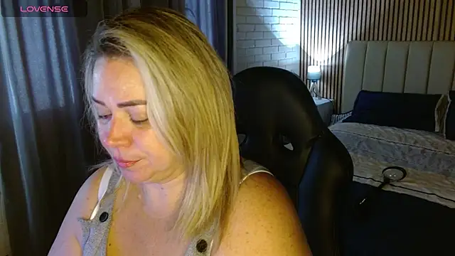 Snapshot of bella_savati chatting on 12.04.25 bella savati online show from 12.04.25