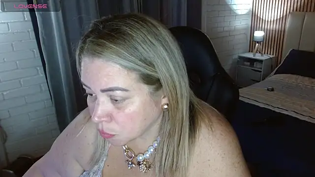 Snapshot of bella_savati chatting on 12.13.25 bella savati online show from 12.13.25