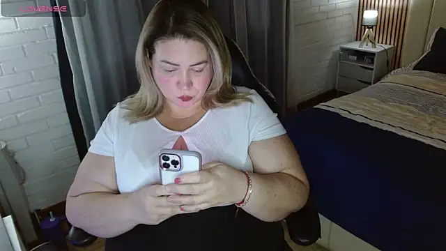 Snapshot of bella_savati chatting on 12.17.25 bella savati online show from 12.17.25