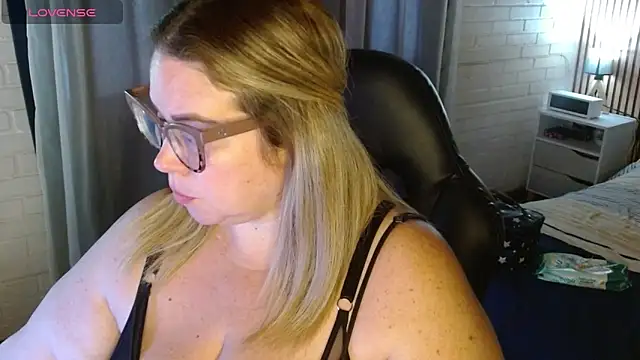 Snapshot of bella_savati chatting on 02.08.26 bella savati online show from 02.08.26