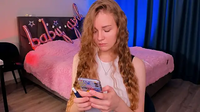 Snapshot of SweetMilkis chatting on 12.27.24 SweetMilkis online show from 12.27.24